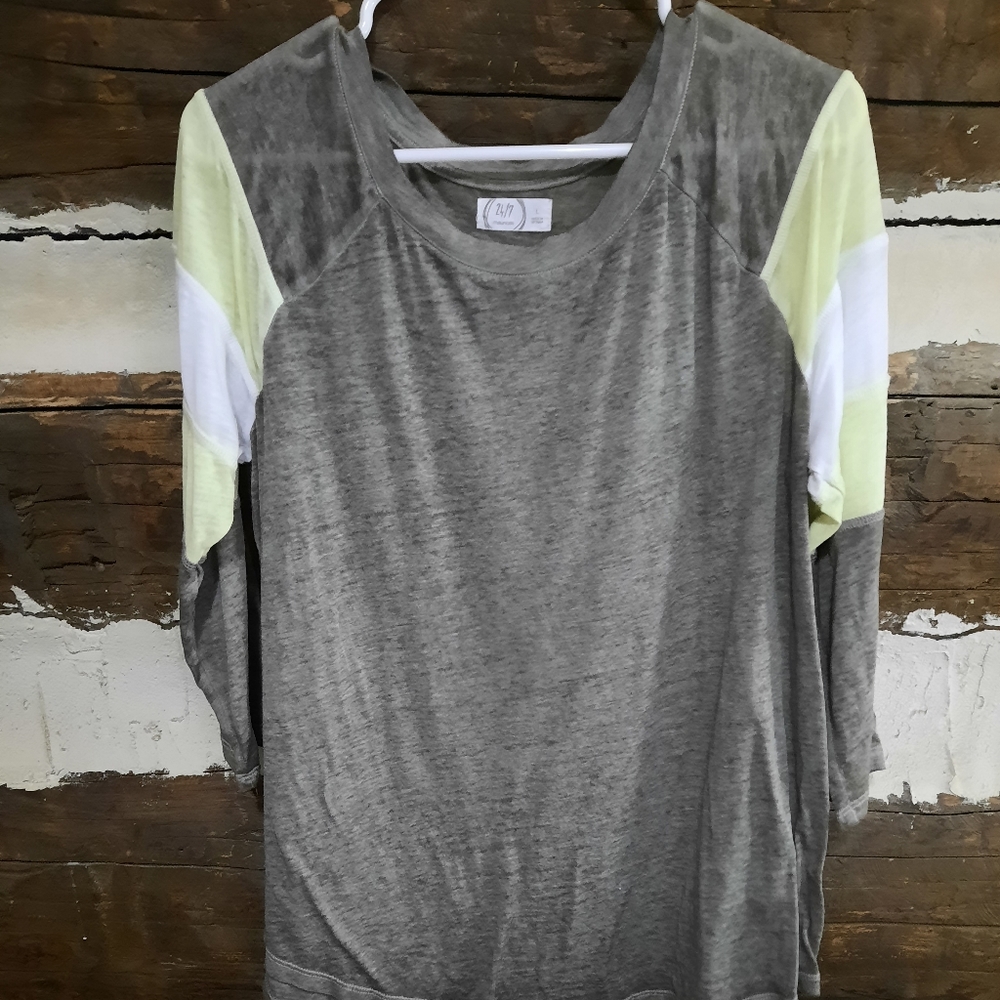 24/7 3/4 sleeve top size large